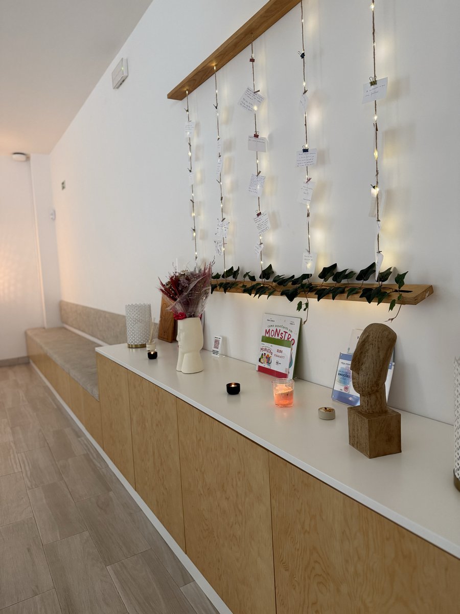 Espaço de espera com decoração e luzes
